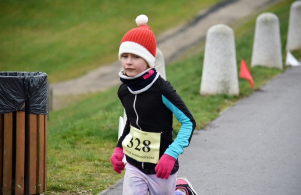 Tradiciniame žiemos bėgime apie septynias dešimtis entuziastų