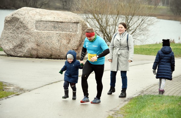 Tradiciniame žiemos bėgime apie septynias dešimtis entuziastų