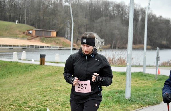 Tradiciniame žiemos bėgime apie septynias dešimtis entuziastų