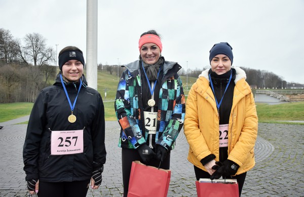 Tradiciniame žiemos bėgime apie septynias dešimtis entuziastų