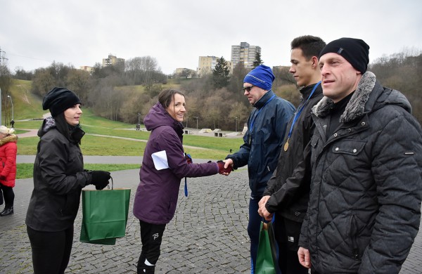 Tradiciniame žiemos bėgime apie septynias dešimtis entuziastų
