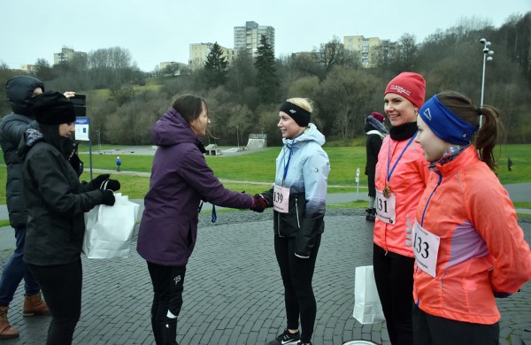 Tradiciniame žiemos bėgime apie septynias dešimtis entuziastų