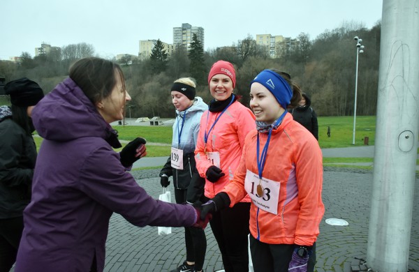 Tradiciniame žiemos bėgime apie septynias dešimtis entuziastų