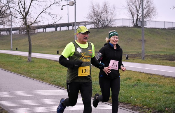 Tradiciniame žiemos bėgime apie septynias dešimtis entuziastų