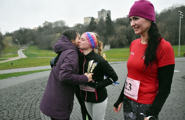 Tradiciniame žiemos bėgime apie septynias dešimtis entuziastų