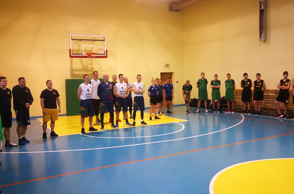 Lietavos mokykloje vėl sužaistas Kalėdinis krepšinio turnyras „Pažinkime vieni kitus“