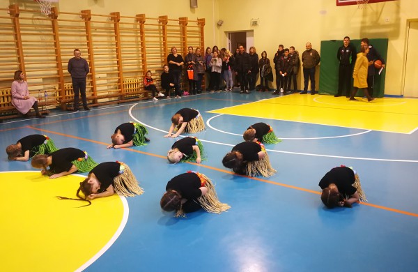 Lietavos mokykloje vėl sužaistas Kalėdinis krepšinio turnyras „Pažinkime vieni kitus“