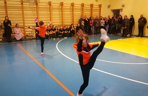 Lietavos mokykloje vėl sužaistas Kalėdinis krepšinio turnyras „Pažinkime vieni kitus“