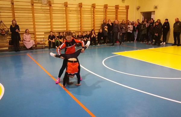 Lietavos mokykloje vėl sužaistas Kalėdinis krepšinio turnyras „Pažinkime vieni kitus“