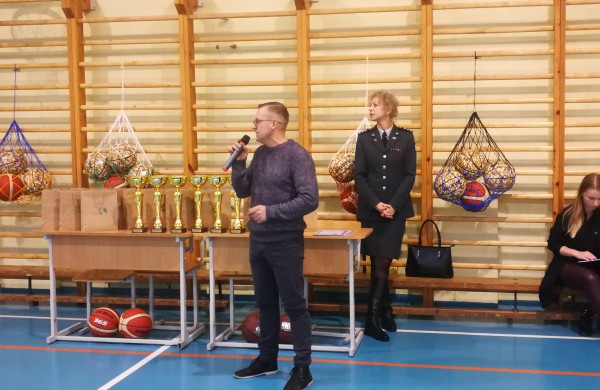 Lietavos mokykloje vėl sužaistas Kalėdinis krepšinio turnyras „Pažinkime vieni kitus“