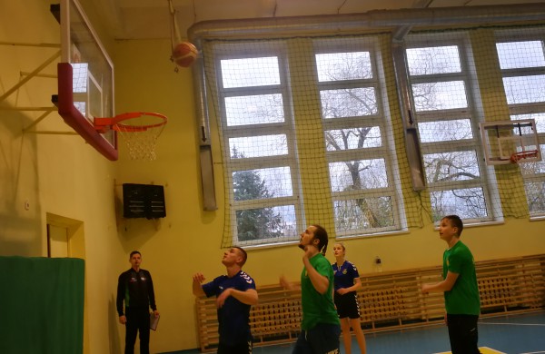 Lietavos mokykloje vėl sužaistas Kalėdinis krepšinio turnyras „Pažinkime vieni kitus“