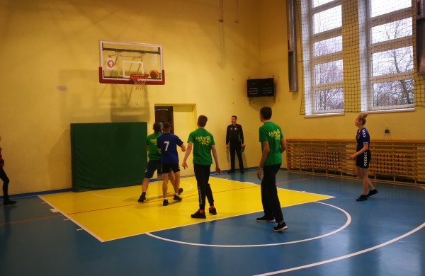 Lietavos mokykloje vėl sužaistas Kalėdinis krepšinio turnyras „Pažinkime vieni kitus“