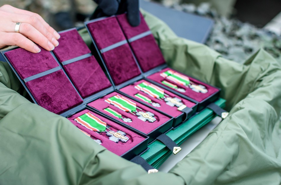 Baigiantis rotacijai Lietuvoje apdovanoti NATO Priešakinių pajėgų bataliono kovinės grupės kariai