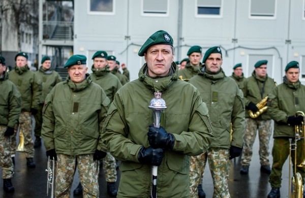 Baigiantis rotacijai Lietuvoje apdovanoti NATO Priešakinių pajėgų bataliono kovinės grupės kariai
