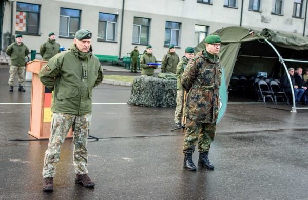 Baigiantis rotacijai Lietuvoje apdovanoti NATO Priešakinių pajėgų bataliono kovinės grupės kariai