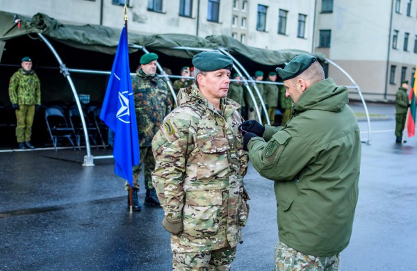 Baigiantis rotacijai Lietuvoje apdovanoti NATO Priešakinių pajėgų bataliono kovinės grupės kariai