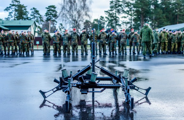 Baigiantis rotacijai Lietuvoje apdovanoti NATO Priešakinių pajėgų bataliono kovinės grupės kariai