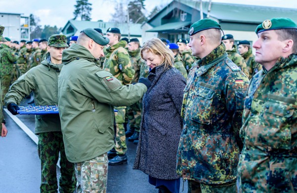 Baigiantis rotacijai Lietuvoje apdovanoti NATO Priešakinių pajėgų bataliono kovinės grupės kariai