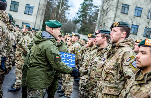 Baigiantis rotacijai Lietuvoje apdovanoti NATO Priešakinių pajėgų bataliono kovinės grupės kariai