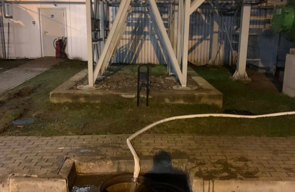 Internautų baimės pasitvirtino: užfiksuota, kaip UAB „Jumps“ atliekas pila į šulinį