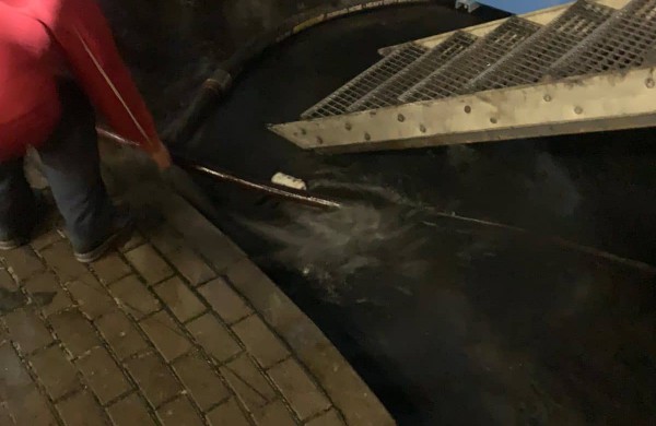 Internautų baimės pasitvirtino: užfiksuota, kaip UAB „Jumps“ atliekas pila į šulinį