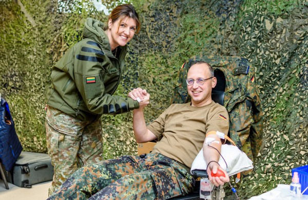 NATO kariai Jonavoje dalyvavo kraujo akcijoje ir rinko lėšas labdarai