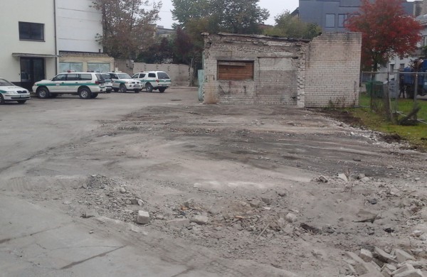 Nugriauti senieji policijos garažai