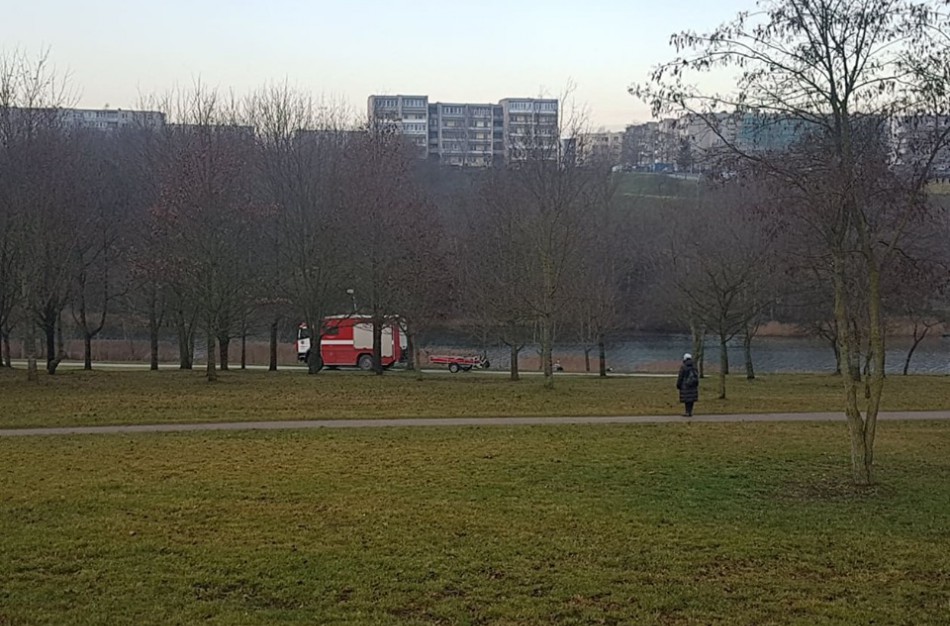 Jonavoje - intensyvi dingusios moters paieška: narai žvalgo tvenkinį