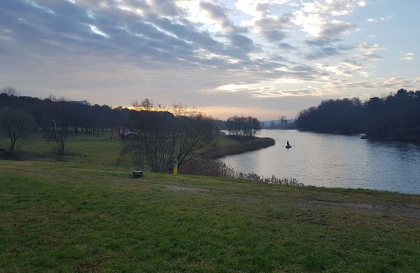 Jonavoje - intensyvi dingusios moters paieška: narai žvalgo tvenkinį