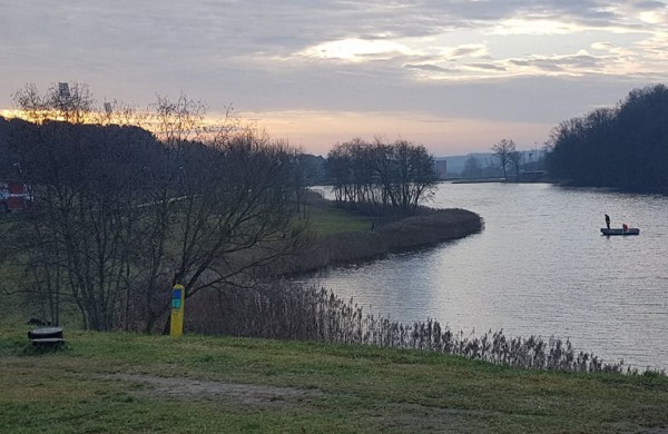 Jonavoje - intensyvi dingusios moters paieška: narai žvalgo tvenkinį