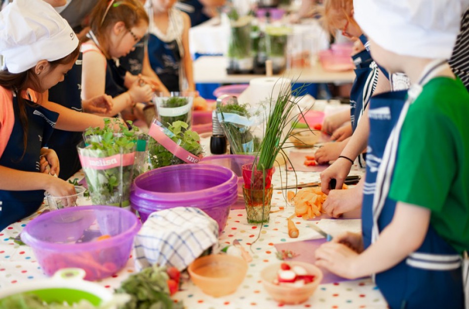 Kaip saugiai paruošti maistą šventiniam stalui? 