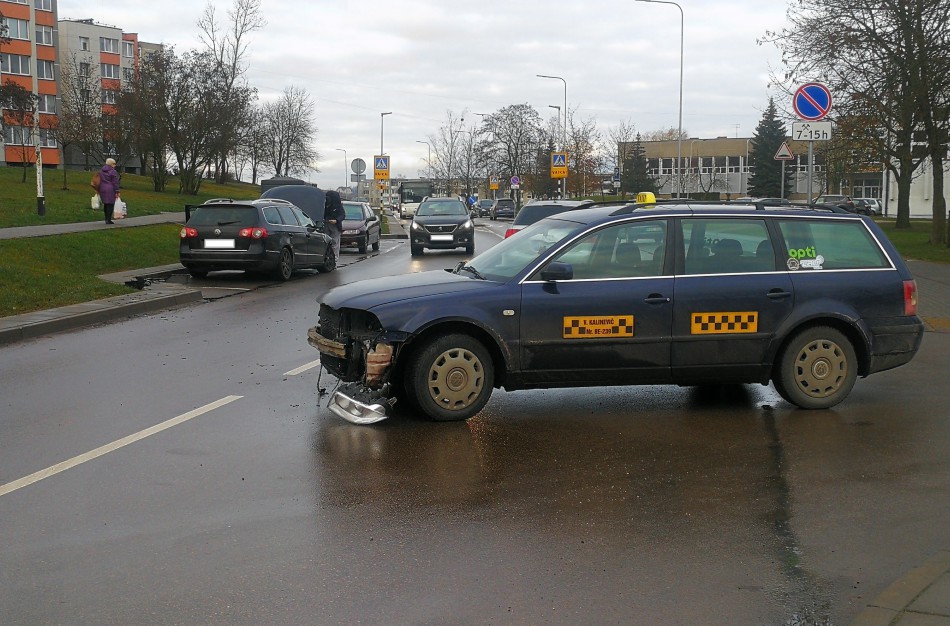 Chemikų gatvėje susidūrė du lengvieji automobiliai