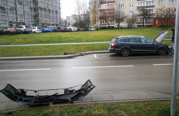 Chemikų gatvėje susidūrė du lengvieji automobiliai