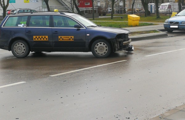 Chemikų gatvėje susidūrė du lengvieji automobiliai