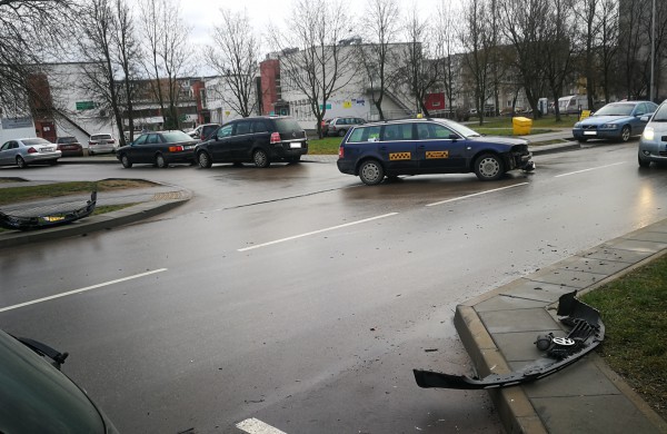 Chemikų gatvėje susidūrė du lengvieji automobiliai