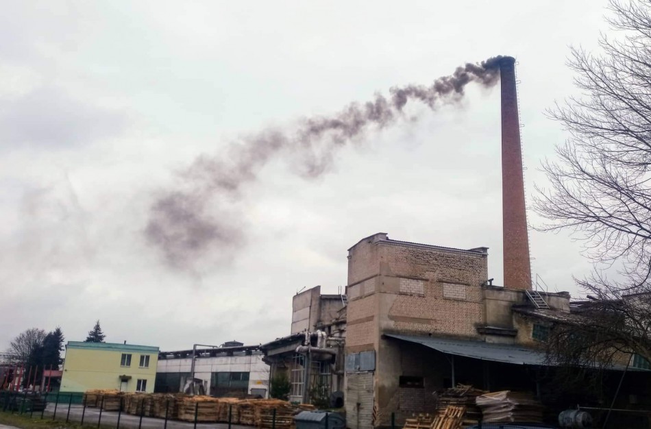 Gyventojai piktinasi: iš kamino besiveržiantys dūmų kamuoliai kelia įtarimą