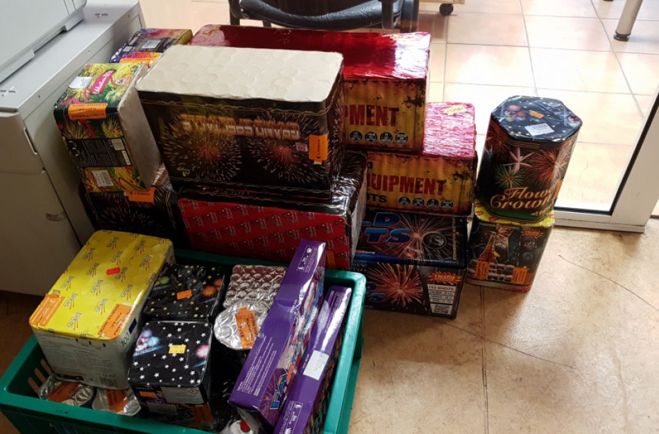 Policijos pareigūnai primena būti atidiems, įsigyjant pirotechnikos gaminius