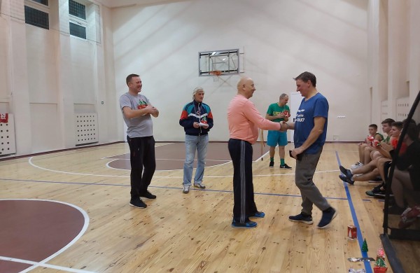 Žeimiuose vyko kalėdinis krepšinio turnyras