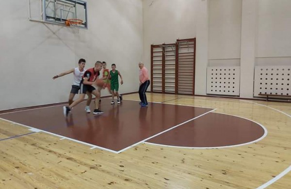 Žeimiuose vyko kalėdinis krepšinio turnyras