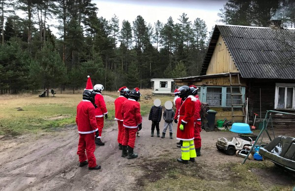Kartais Kalėdų stebuklai atvažiuoja keturračiais