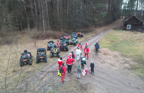 Kartais Kalėdų stebuklai atvažiuoja keturračiais