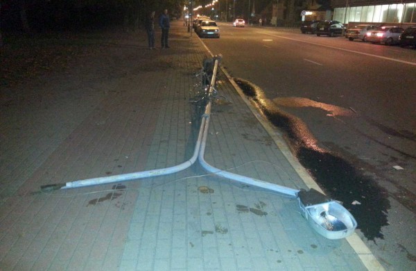 Nesuvaldęs automobilio nepilnametis rėžėsi į stulpą