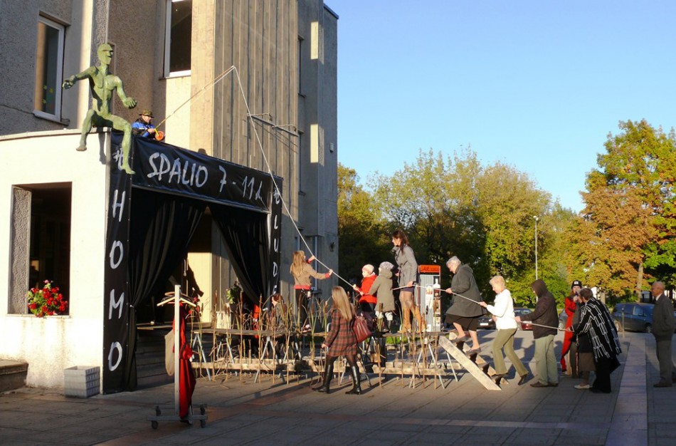 "Homo ludens": meno dirbinių aukcionas ir koncertai