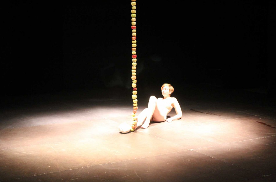 Festivalio „Homo ludens“ žiūrovams – nuogos menininkės pasirodymas