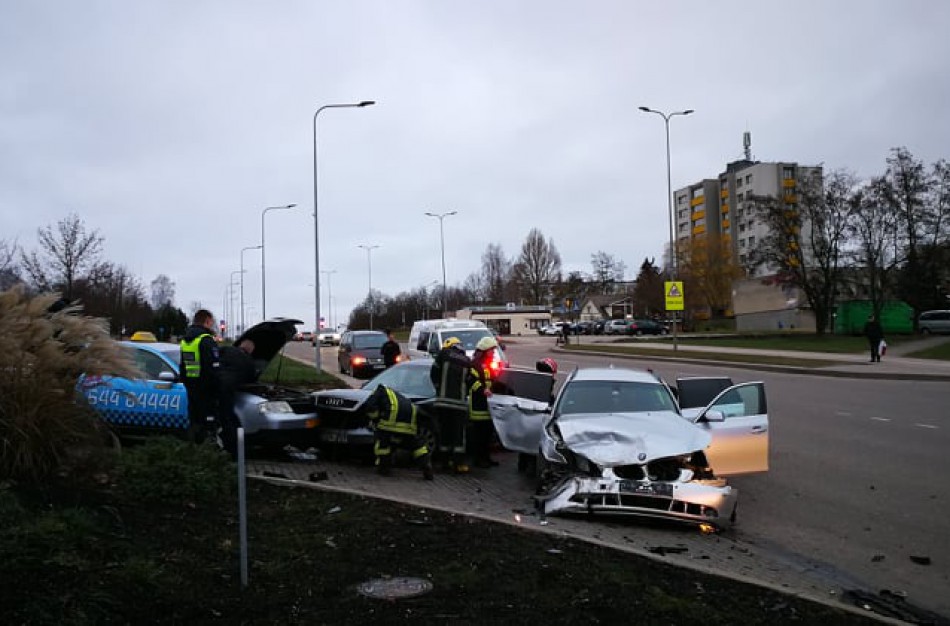 Šalia sporto arenos - dar viena avarija: du žmonės pristatyti į gydymo įstaigą