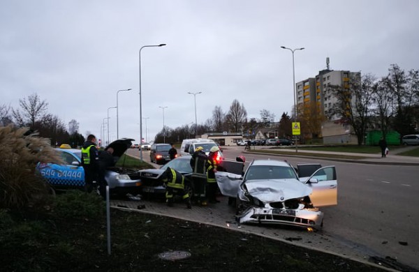 Šalia sporto arenos - dar viena avarija: du žmonės pristatyti į gydymo įstaigą
