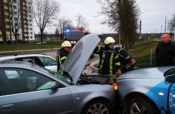 Šalia sporto arenos - dar viena avarija: du žmonės pristatyti į gydymo įstaigą