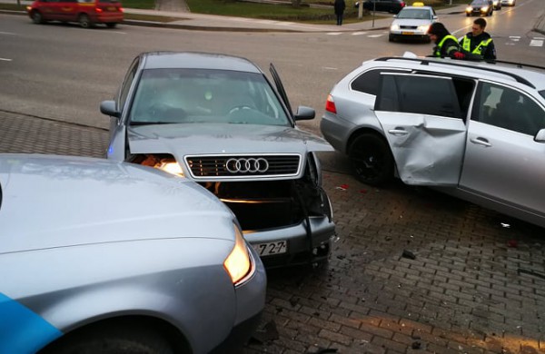 Šalia sporto arenos - dar viena avarija: du žmonės pristatyti į gydymo įstaigą