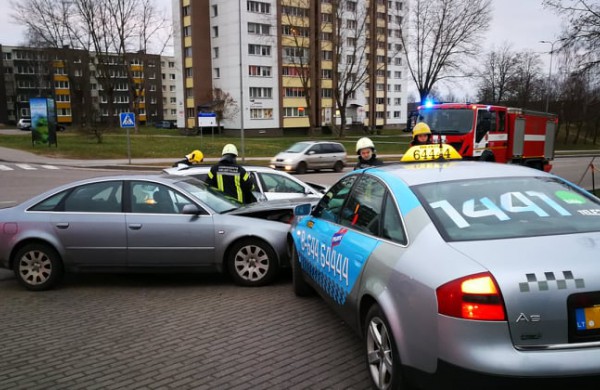 Šalia sporto arenos - dar viena avarija: du žmonės pristatyti į gydymo įstaigą