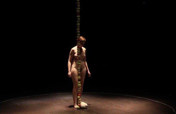 Festivalio „Homo ludens“ žiūrovams – nuogos menininkės pasirodymas